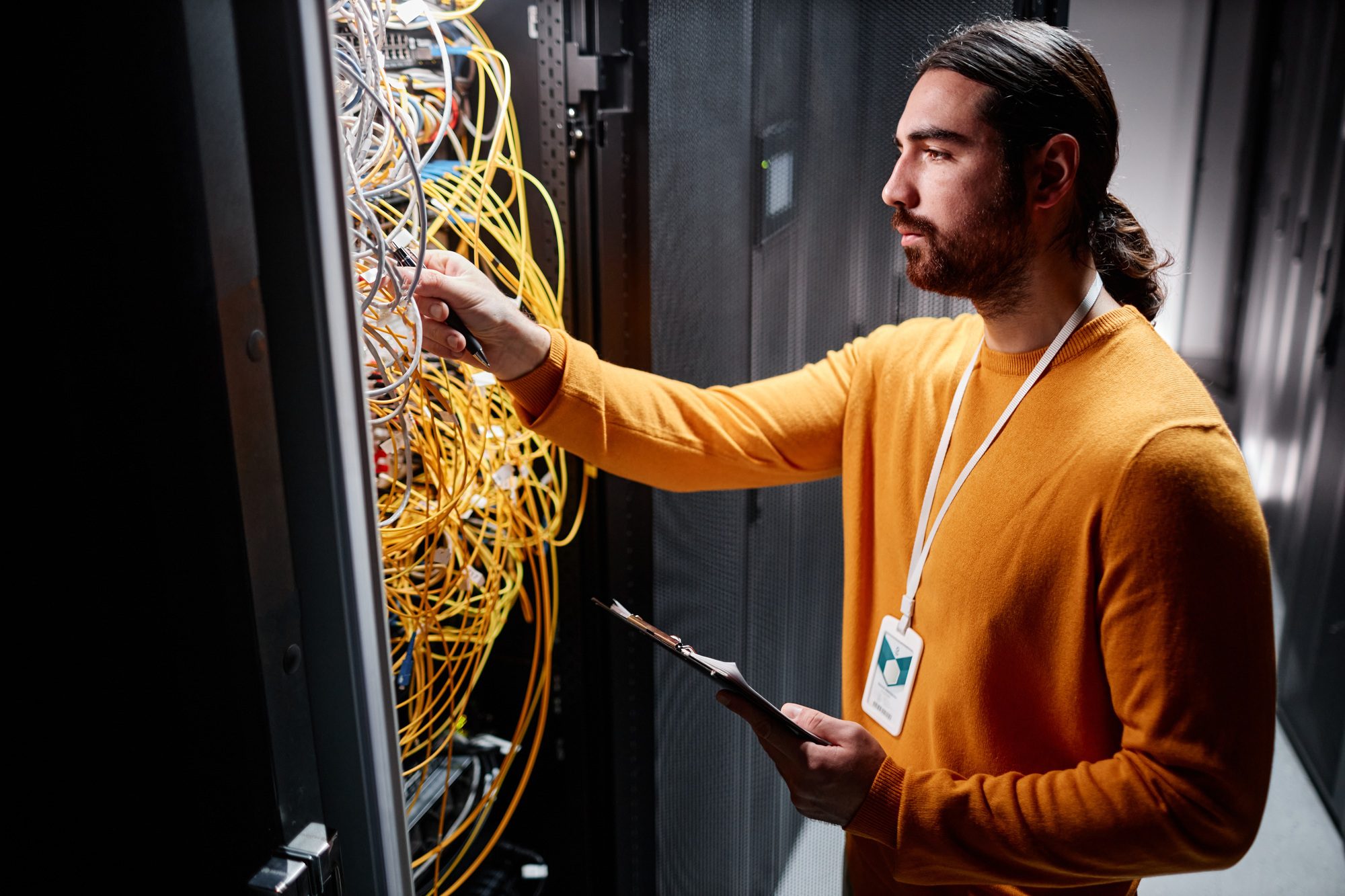Instalador autorizado realizando revisión técnica profesional