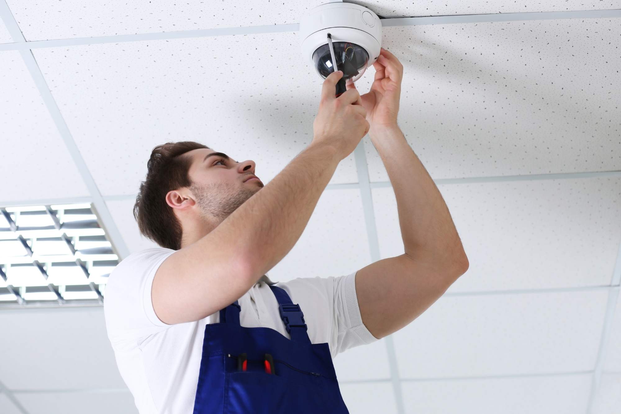 Sistema de videovigilancia profesional instalado en empresa