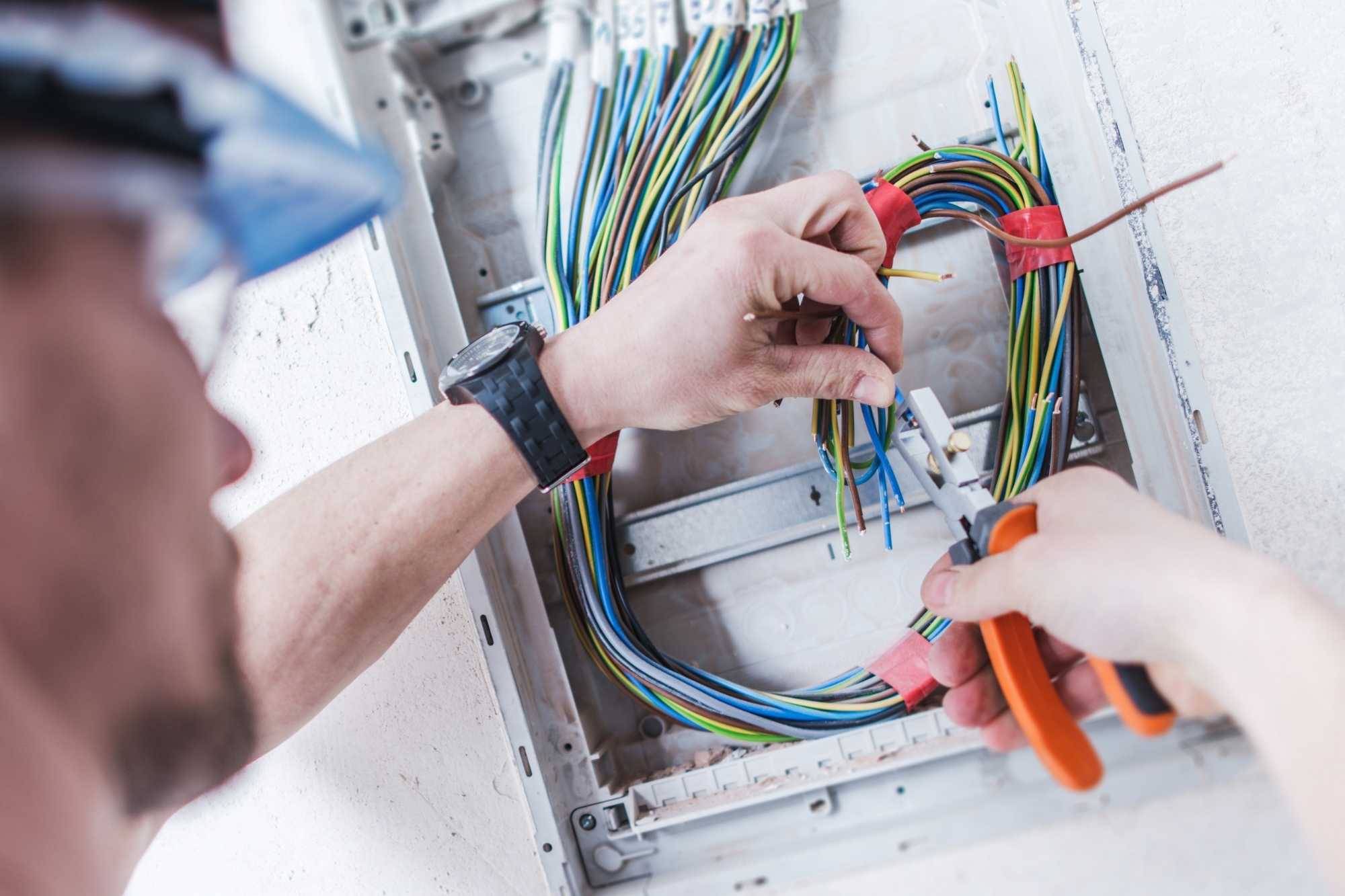 Técnico realizando trabajos de instalación eléctrica profesional